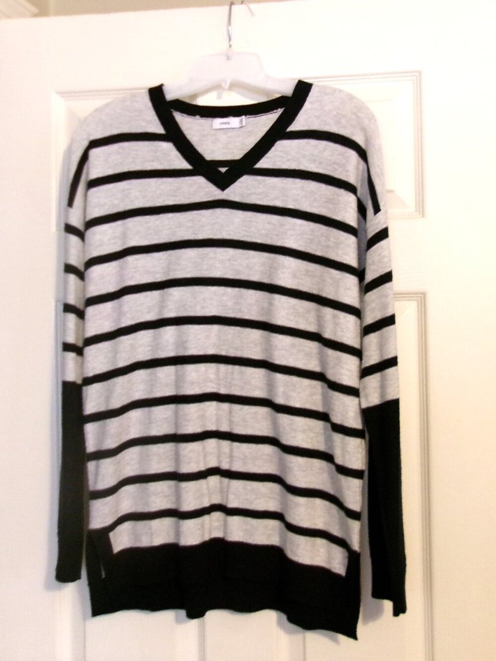 Women's VINCE V-Neck Black & Gray Stripe Long Sleeve Lightweight Sweater Size S